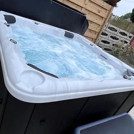 Rubis - Jacuzzi - Pairi Daiza - 6 Pers Holiday home Brugelette