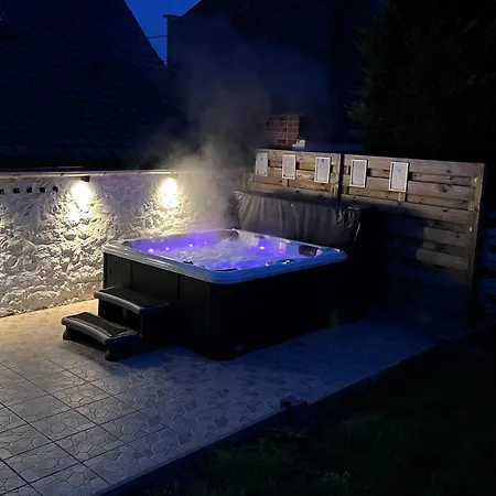 Rubis - Jacuzzi - Pairi Daiza - 6 Pers * Brugelette